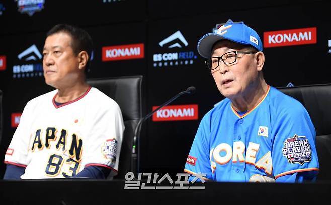 지난해 일본 홋카이도 에스콘필드에서 열린 한일 드림 플레이어즈 게임 기자회견에서 김인식(오른쪽) 감독이 인터뷰를 하고 있다. 홋카이도(일본)=사진공동취재단 /2024.07.22/