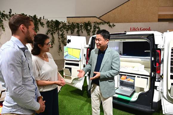 LG전자 류재철 HS사업본부장이 4일(현지시간) 독일 베를린에서 열린 IFA 2025 전시 부스에서 방문객들과 소통하고 있다. [사진=LG전자]