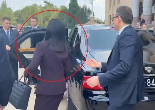 김정은 북한 국무위원장의 동생인 김여정 노동당 부부장이 지난 3일 김 위원장이 블라디미르 푸틴 러시아 대통령과 별도 회담을 위해 푸틴 대통령의 전용 리무진 '아우루스'에 탑승할 때 차량에 함께 타고 있다. [사진=크렘린궁 영상 갈무리]