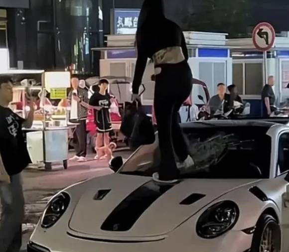 해당 여성이 흰색 포르쉐 차량 유리를 차고 있다. [사진=바이두 갈무리]