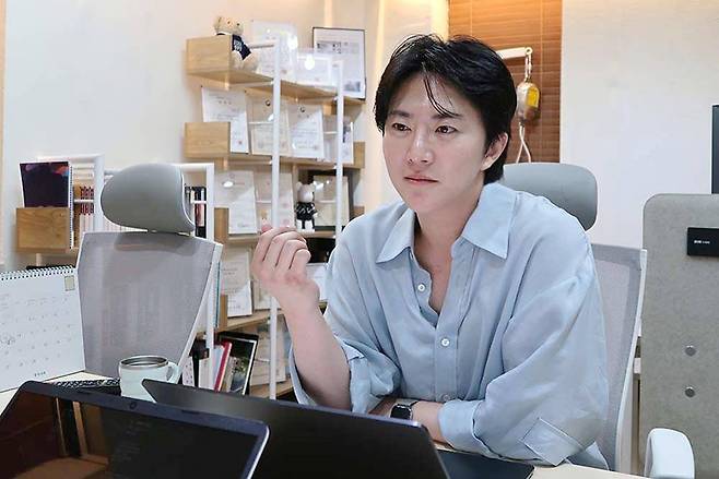 시제와 모노리스, 모노로그에 대해 설명하는 신인준 대표 / 출처=IT동아