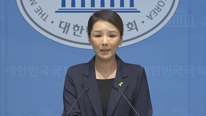 강미정 조국혁신당 대변인이 어제(4일) 국회에서 탈당 기자회견을 진행하는 모습