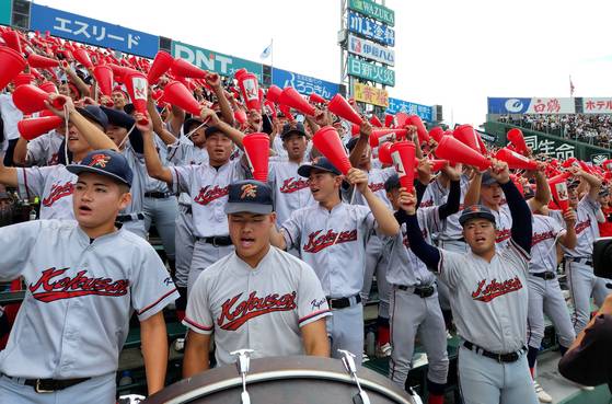 지난달 13일 일본 한신고시엔 구장에서 응원하는 교토국제고 선수들. 오누키 도모코 특파원