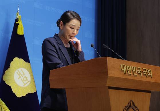 눈물 흘리는 조국혁신당 강미정 대변인, 탈당 기자회견   (서울=연합뉴스)