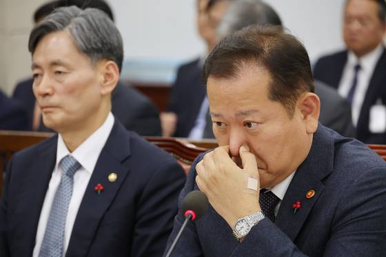 지난해 12월 5일 국회 행정안전위원회 전체회의에 출석한 이상민 당시 행안부 장관(오른쪽). 연합뉴스