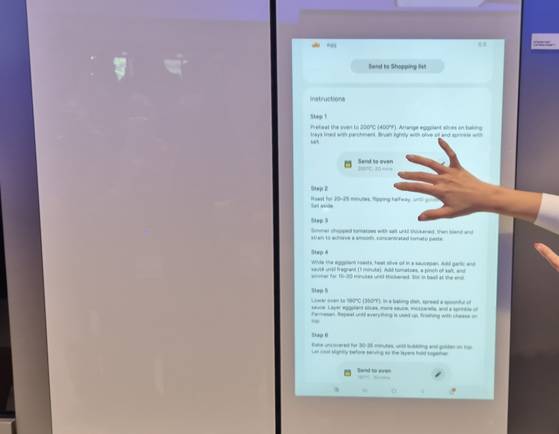 4일(현지시간) 독일 베를린서 열린 IFA 2025에서 삼성전자 전시관에 마련된 ‘비스포크 AI 패밀리허브’ 냉장고다. 냉장고 화면에 떠오른 ‘오븐에 전달’ 표시를 누르자 옆에 있는 오븐에서 요리를 만드는 데 필요한 예열(200도, 20분)이 그대로 시행된다. 이우림 기자