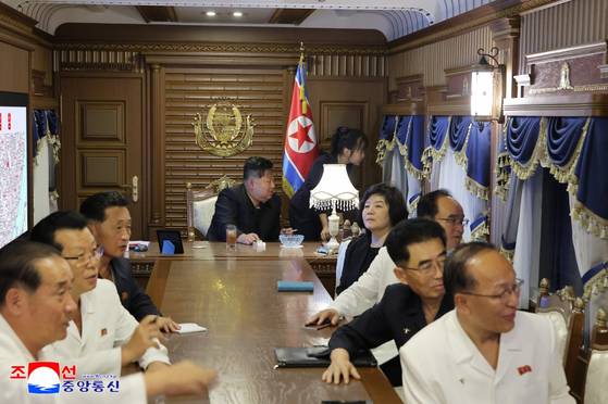 김정은 북한 국무위원장과 딸 주애가 5일 평양으로 향하는 기차에서 수행 간부들과 창밖을 바라보는 모습. 조선중앙통신, 연합뉴스