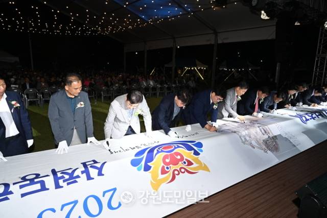 ▲ ‘2025 삼척 동해왕 이사부 축제’ 개막식이 5일 장미공원 특설무대에서 박상수 삼척시장과 경민현 강원도민일보 사장을 비롯해 이철규 국회의원과 권정복 삼척시의장, 김광래 도 경제부지지사, 도·시의원, 시민, 관광객 등이 참석한 가운데 열렸다.  개막식에서 참석자들의 눈길을 끌었던 휘호 퍼포먼스 모습. 김정호 기자