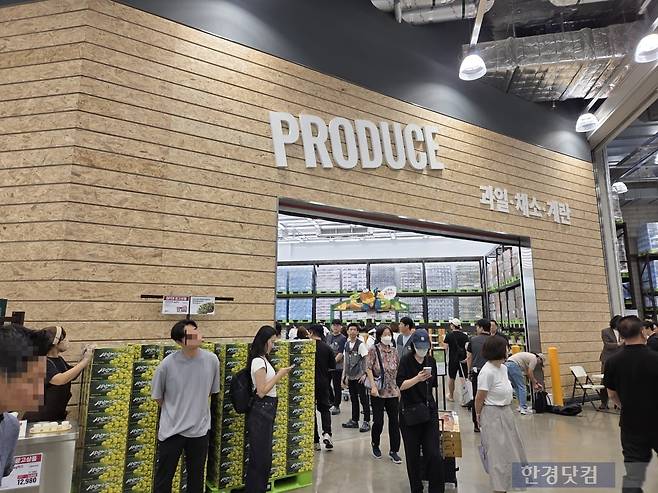 5일 인천 남동구에 문을 연 이마트 트레이더스 구월점에서 소비자들이 장을 보고 있다./사진=박수림 기자