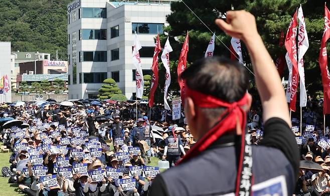 지난 3일 울산시 북구 현대자동차 울산공장 본관 앞에서 열린 현대차 노조의 총파업 결의대회에서 조합원들이 구호를 외치고 있다. 사진=연합뉴스