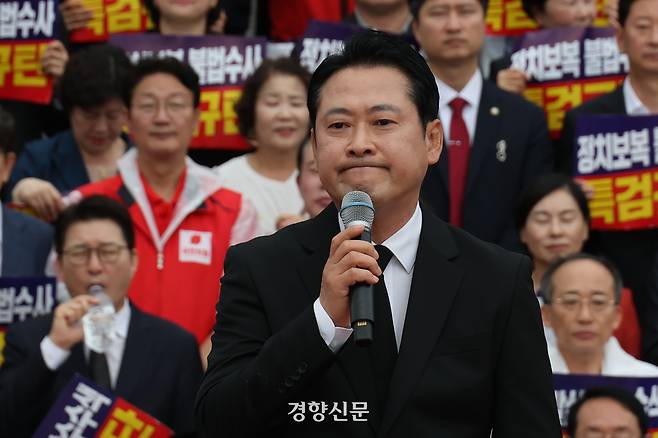 장동혁 국민의힘 대표가 지난 4일 국회 본청 계단에서 열린 야당말살 정치탄압 특검수사 규탄대회에서 대정부 투쟁 등을 선언하며 규탄 연설을 하고 있다. 성동훈 기자