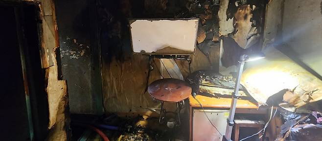 5일 새벽 불이 난 부산 북구의 한 여관. 부산소방재난본부 제공