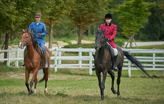 넷플릭스 오리지널 시리즈 <애마>에서 톱스타 희란(이하늬·오른쪽)과 주애(방효린·왼쪽)가 말 타는 연습을 하고 있다. 넷플릭스 제공