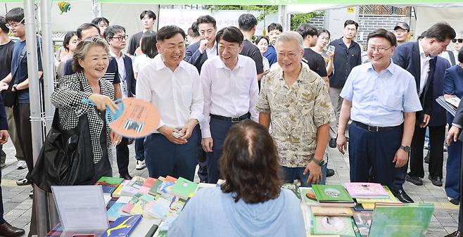 문재인 전 대통령이 5일 전주 한옥마을에서 열린 ‘제8회 전주독서대전’을 방문했다. 이날 현장에서 문 대통령은 김관영 전북지사, 문승우 전북도의회 의장, 우범기 전주시장과 함께 북마켓 부스를 순회하며 참가자들과 일일이 인사를 나누고 있다. 전북도 제공