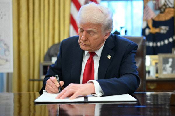 도널드 트럼프(가운데) 미국 대통령. 사진은 기사 내용과 직접적인 관련이 없음. AP 연합뉴스