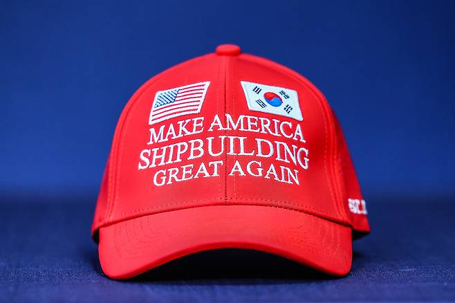 A ″Make American Shipbuilding Great Again″ (MASGA) hat presented by the Korean trade negotiation team to U.S. President Donald Trump in July. [PRESIDENTIAL OFFICE]