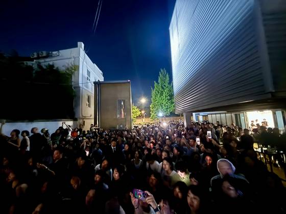 Thousands of people gather around Gallery Hyundai's courtyard for a live shaman ritual performance during Samcheong Night on Sept. 4. [LEE JIAN]