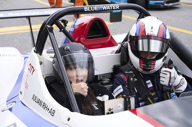 슈퍼레이스 탐방대 1회 택시타임에 참여한 스트리머 쿠빈. SOOP 제공