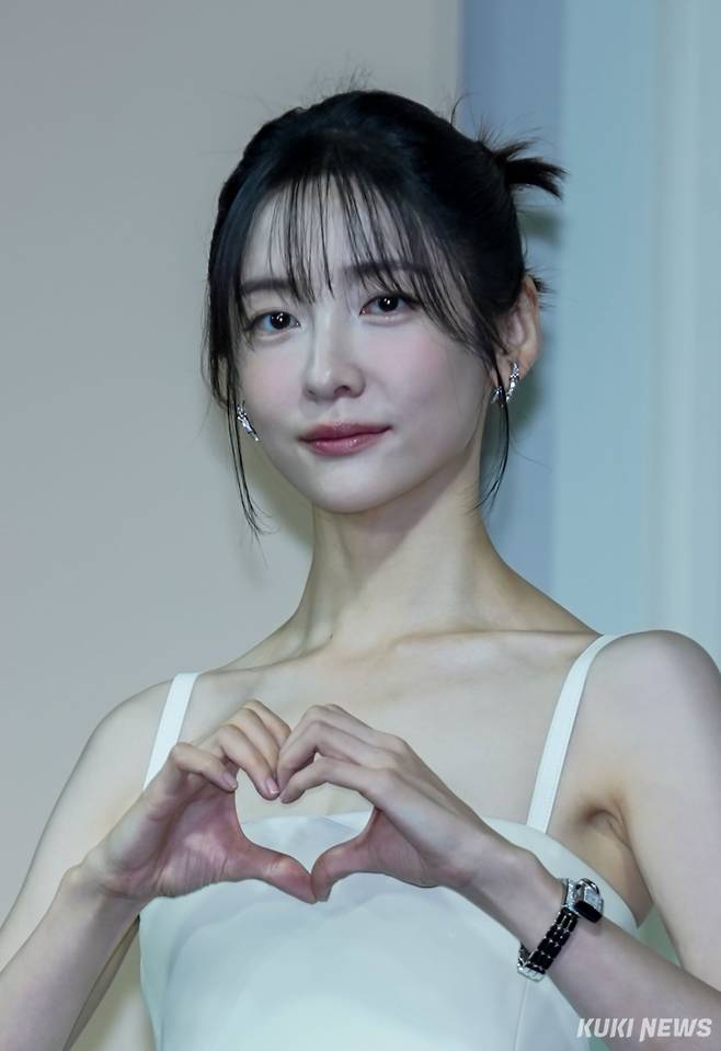 배우 박지현이 5일 서울 중구 엠베서더 서울 풀만 호텔에서 열린 넷플릭스 시리즈 ‘은중과 상연’ 제작발표회에서 포즈를 취하고 있다.