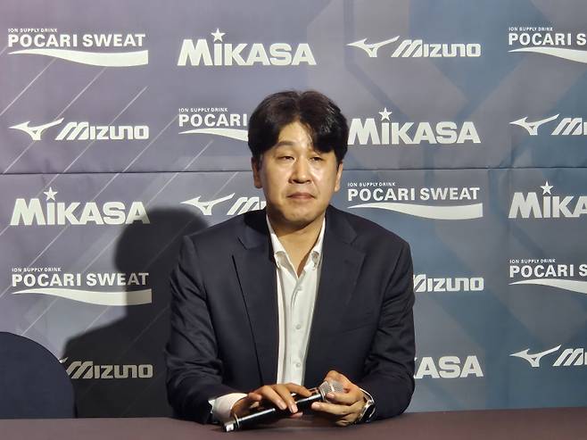 김종민 한국도로공사 감독이 5일 강서구 메이필드 호텔에서 ‘2025~2026 여자 신인선수 드래프트’가 끝난 뒤 취재진과 기자회견을 하고 있다. 송한석 기자