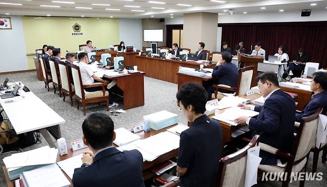 충남도의회 기획경제위원회는 5일 열린 제361회 임시회 제2차 회의에서 산업경제실 소관 조례안과 출연계획안, 예산안, 기금운용계획변경안을 심의했다.&nbsp;