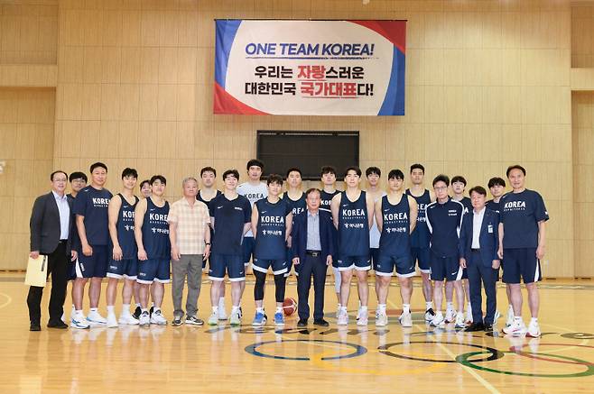 남자농구대표팀 KBL 격려금 전달. KBL 제공
