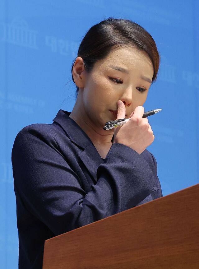 강미정 조국혁신당 대변인이 4일 국회 소통관에서 당내 성비위 의혹과 관련해 탈당 기자회견을 하고 있다. 연합뉴스