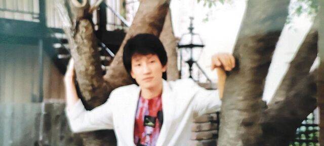 뮤지션 지노박이 29세 청년이었던 1989년 미국 텍사스주 댈러스의 한 거리의 나무에 팔을 걸치고 서 있는 모습. 지노박 제공