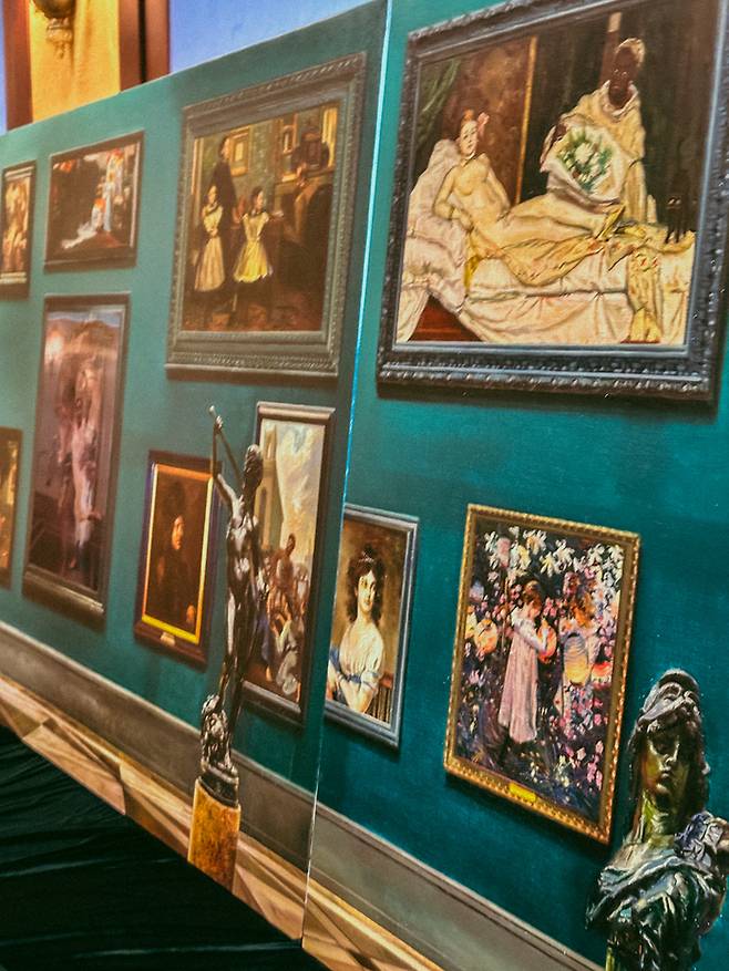 그랜드 하얏트 서울 파리스 바(Paris Bar)에서 열린 아트 살롱 ‘살롱 로맨티크 2’ /사진=권효정 여행+ 기자