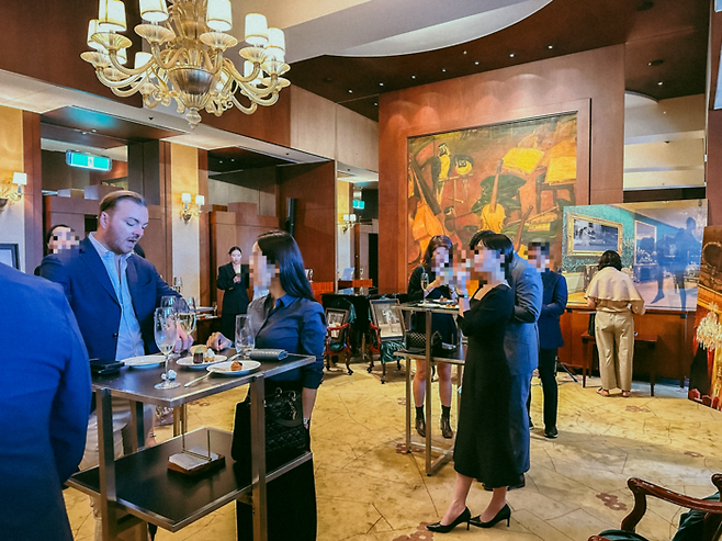 그랜드 하얏트 서울 파리스 바(Paris Bar)에서 열린 아트 살롱 ‘살롱 로맨티크 2’ /사진=권효정 여행+ 기자