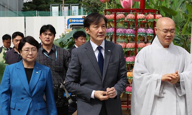 강미정 조국혁신당 대변인이 당내 성 비위 건을 고발하며 탈당을 선언한 지난 4일, 조국 혁신정책연구원장(가운데), 김선민 당 대표 권한대행(왼쪽)은 서울 종로구 조계사를 방문, 총무원장 진우스님을 예방했다. [사진 연합뉴스]