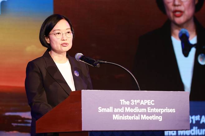 한성숙 중소벤처기업부 장관이 4일 제주 롯데호텔에서 열린 APEC 환영만찬에서 발언하고 있다. <중기부>
