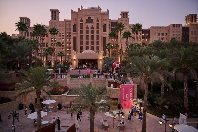 특히 1~3월은 주요 전시회와 컨퍼런스가 집중된다. 1월 둘째 주 ‘아랍 헬스’, 2월 ‘걸푸드(Gulfood)’, 3월 ‘아트 두바이’ 등 글로벌 행사가 줄을 잇는다. 사진은 아트두바이가 열린 주메이라마드낫호텔 /사진=아트두바이
