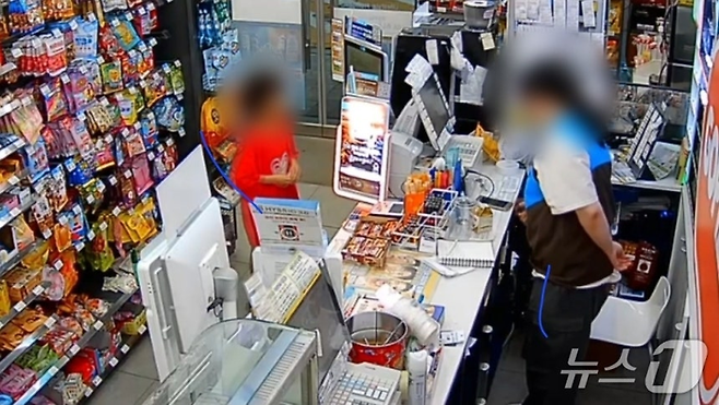 길을 잃은 아이가 편의점에서 도움을 구하고 있다. [사진 = 뉴스1]