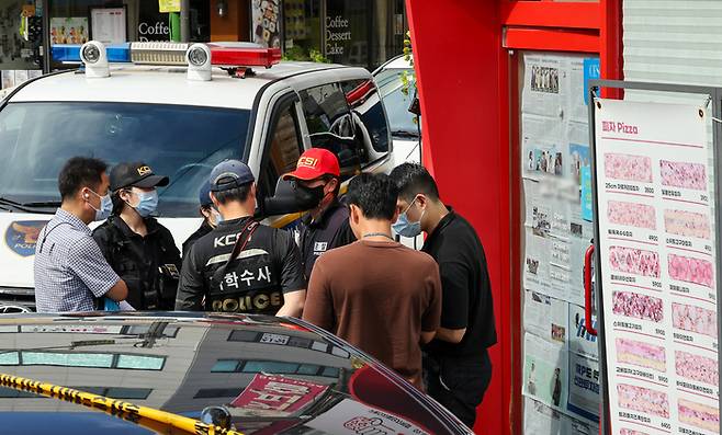 지난 3일 서울 관악구 한 식당에서 칼부림 사건이 발생, 경찰이 조사하고 있다. [사진출처 = 연합뉴스]