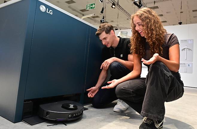 LG전자가 IFA2025 전시관에서 공개한 빌트인형 로봇청소기 <LG전자>