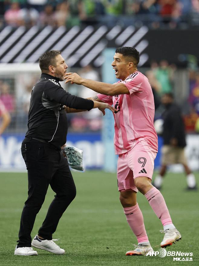 수아레스가 상대 코치와 언쟁을 벌이고 있다. 사진=AFPBBNews=News1