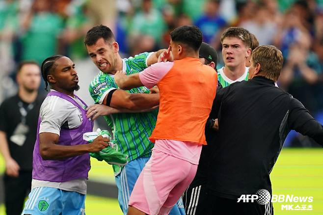 뒤엉킨 양 팀 선수들. 사진=AFPBBNews=News1