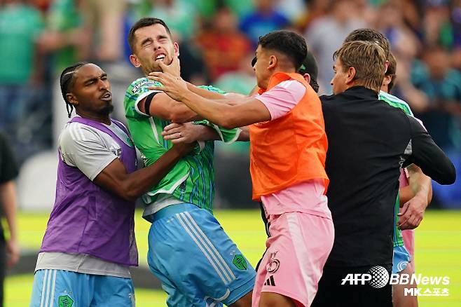 뒤엉킨 양 팀 선수들. 사진=AFPBBNews=News1