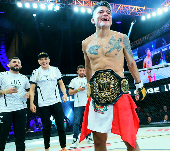 후안 디아스가 2023년 12월 멕시코 누에보레온주 몬테레이 광역도시권 쇼센터 콤플렉스에서 LUX 밴텀급 챔피언 등극 기념 촬영을 하고 있다. 사진=LUX Fight League