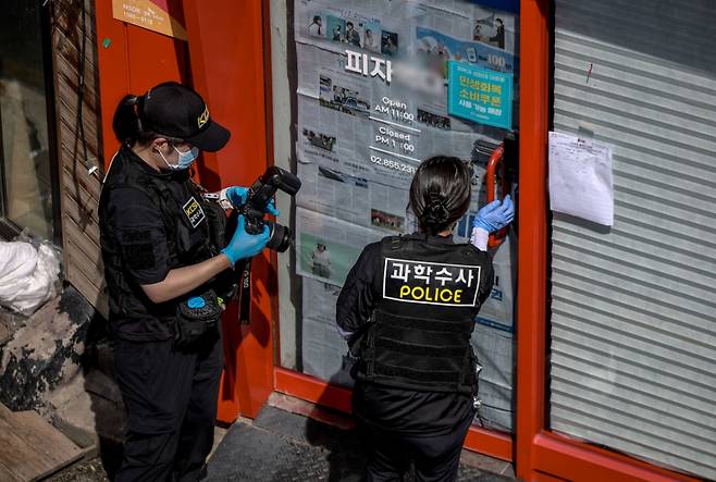 지난 3일 서울 관악구 조원동 칼부림 사건 현장에서 과학수사대가 현장조사를 하고 있다. /사진=뉴시스.