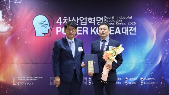 이재준 크레스콤 대표(사진 오른쪽)가 '제10회 2025 4차 산업혁명 Power Korea 대전'서 보건복지부 장관상을 수상하고 기념사진을 찍고 있다/사진제공=크레스콤