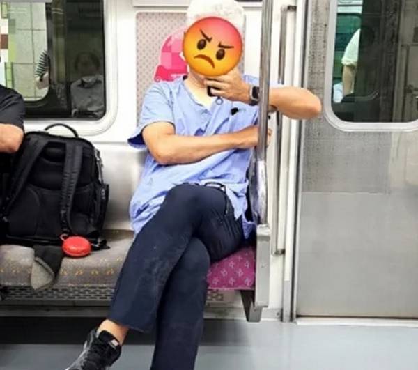 수술복 입은 채 지하철 임산부 배려석에 앉은 의사의 사진이 온라인 커뮤니티를 통해 확산했다. 사진은 한 남성이 수술복을 입은 채 지하철 내 임산부 배려석에 앉은 모습. /사진=의사커뮤니티 캡처