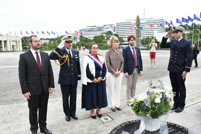 프랑스 하원의원 방한단이 4일 서울 용산 전쟁기념관 평화의광장 프랑스참전비에서 헌화하고 있다. 전쟁기념사업회 제공