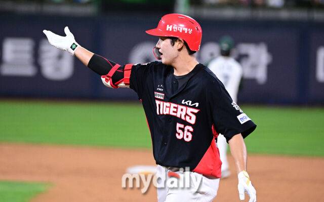 2025년 8월 29일 오후 경기도 수원KT위즈파크에서 열린 '2025 신한 SOL뱅크 KBO 리그' KIA 타이거즈와 KT 위즈의 경기. KIA 오선우가 5회초 선두타자 안타를 친 뒤 기뻐하고 있다./마이데일리