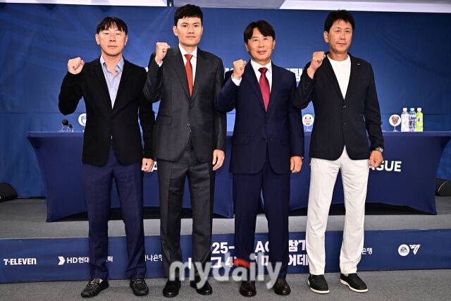 4일 서울 종로구 대한축구협회에서 진행된 '2025-26 ACL 참가 K리그 4개팀 미디어데이'.신태용, 정경호, 김기동, 박태하 감독이 함께 파이팅 포즈를 취하고 있다.