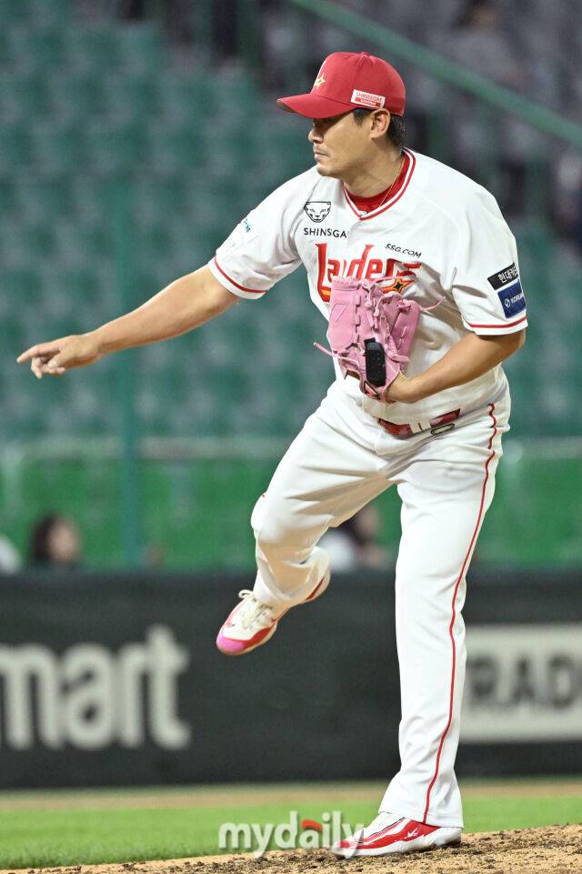 15일 인천 SSG랜더스필드에서 열린 '2025 신한 SOL BANK KBO리그' NC 다이노스와 SSG랜더스 경기. SSG 노경은이 8회초 교체되 마운드에 올라 힘차게 투구하고 있다./마이데일리