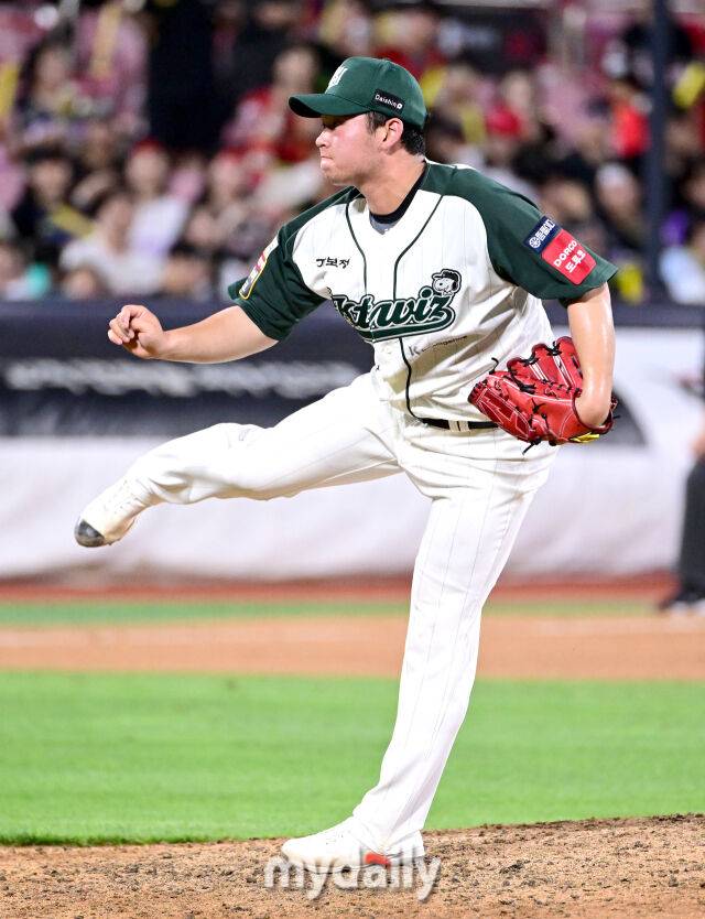 2025년 8월 29일 오후 경기도 수원KT위즈파크에서 열린 '2025 신한 SOL뱅크 KBO 리그' KIA 타이거즈와 KT 위즈의 경기. KT 박건우가 9회초 구원등판해 역투하고 있다./마이데일리