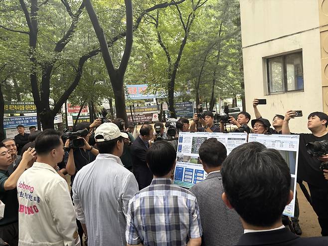 단지 내에서 서울시 현장 브리핑이 진행되는 모습. 정주원 기자