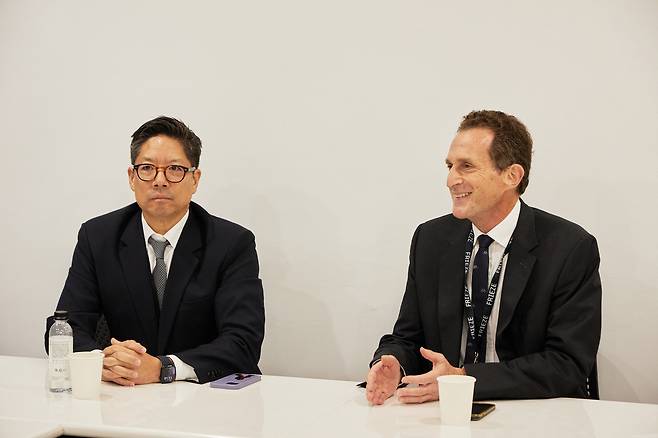 사이먼 폭스(오른쪽) 프리즈 CEO와 패트릭 리 프리즈 서울 디렉터가 지난 4일 서울 강남구 코엑스에서 기자간담회를 하고 있다.  [프리즈 서울 제공]